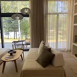 Ivis House Lakeside Retreat In 度假居