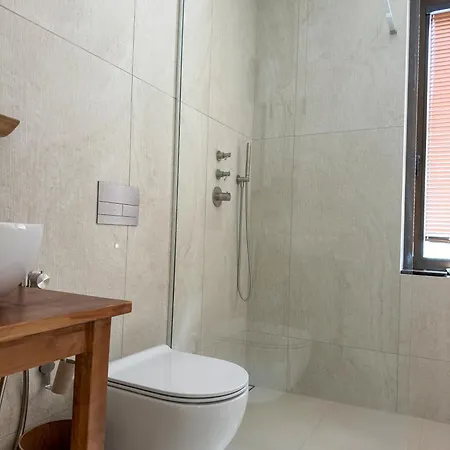 Ivis House Lakeside Retreat In