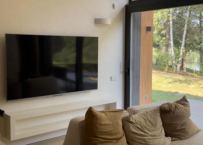 Ivis House Lakeside Retreat In Feriehus *