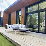 Ivis House Lakeside Retreat In