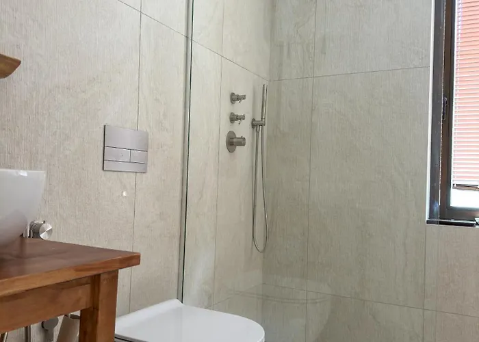 Ivis House Lakeside Retreat In