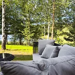 Ivis House Lakeside Retreat In