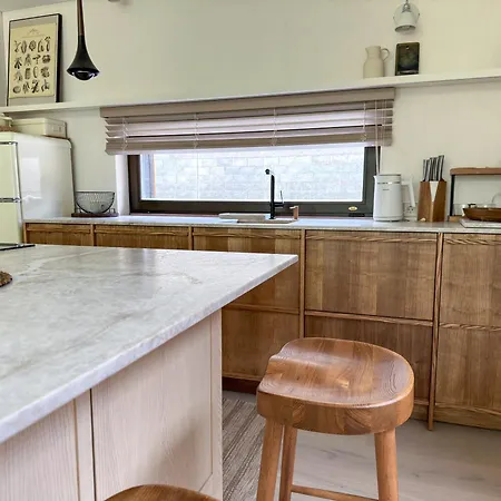 بيت للعطل Ivis House Lakeside Retreat In *